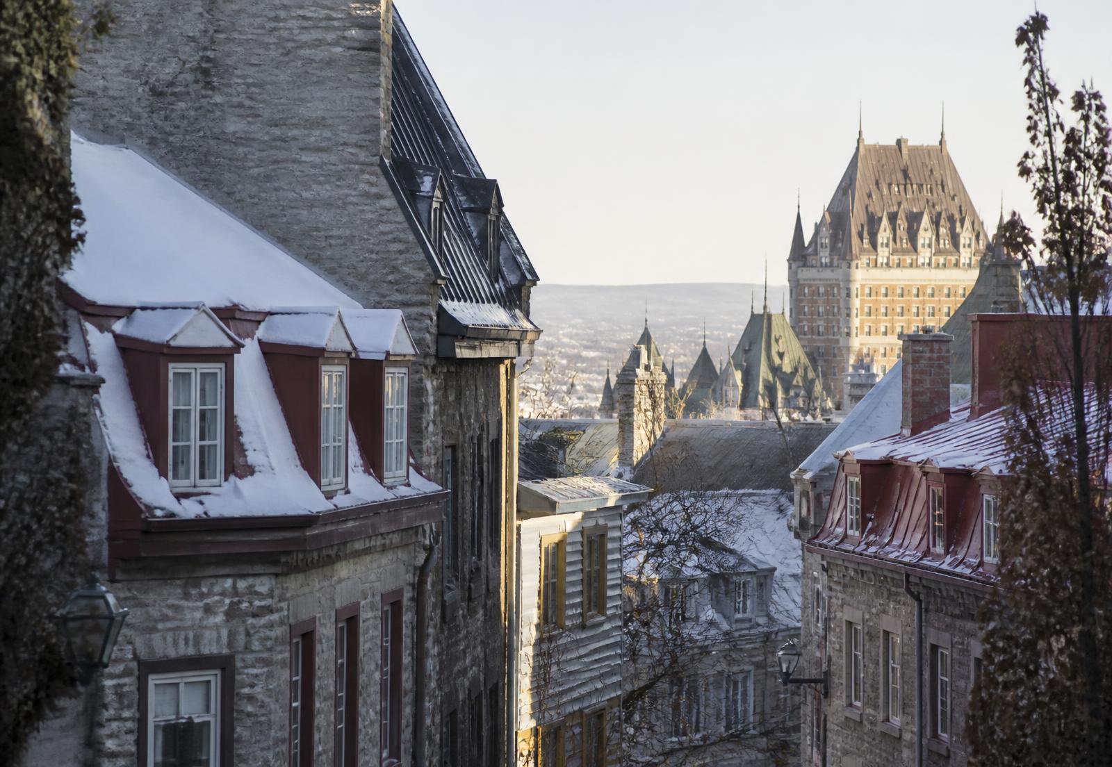 Toits et architecture de pierre du Vieux-Québec en lumière d’hiver